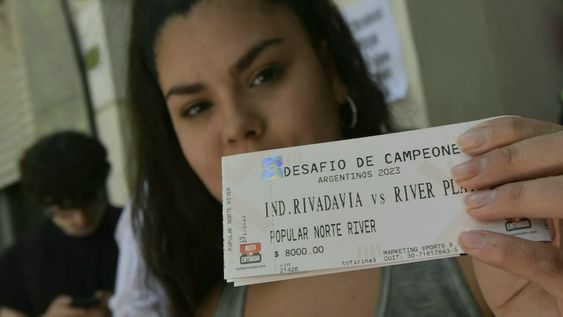 Una fanática muestra su entrada para el Encuentro de Campeones entre Independiente Rivadavia y River en el Malvinas Argentinas. / Orlando Pelichotti