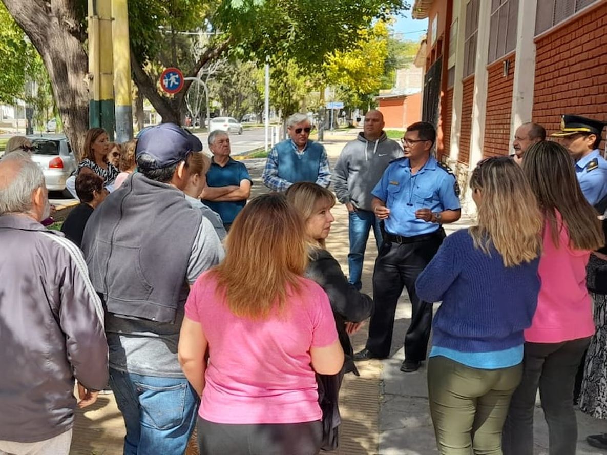 Alrededor de 50 vecinos de Dorrego, víctimas de la inseguridad, asistieron a la reunión con la Policía. Foto: Gentileza