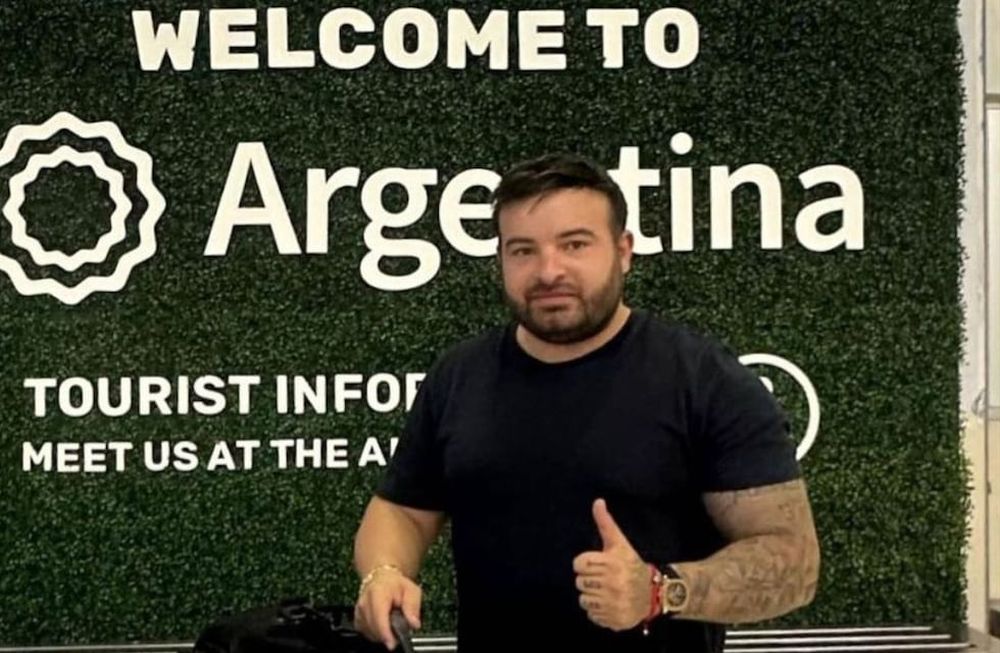 Conocido influencer prometió que si ganaba Milei volvía al país y cumplió: qué hará en Argentina