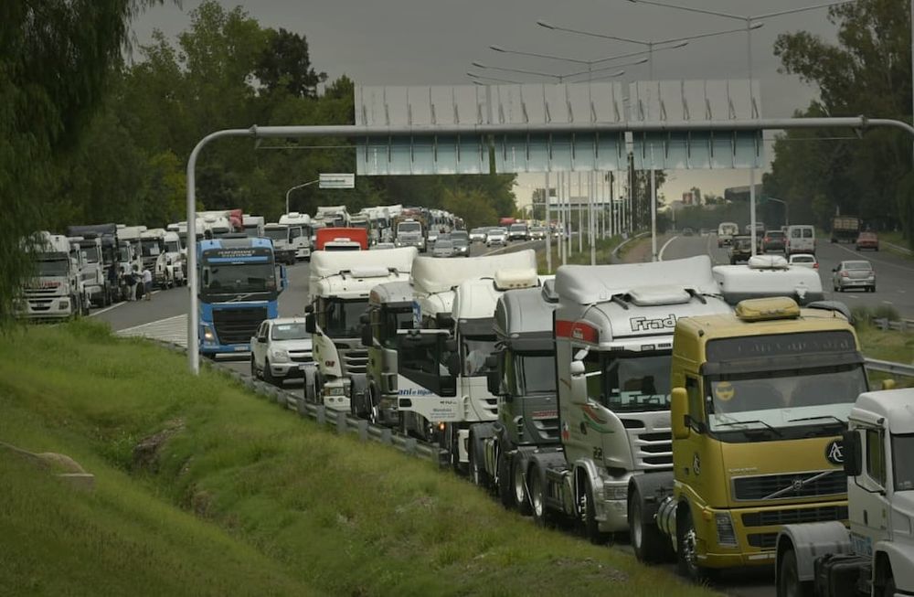 Protesta de camioneros en el Acceso Sur - Orlando Pelichotti / Los Andes