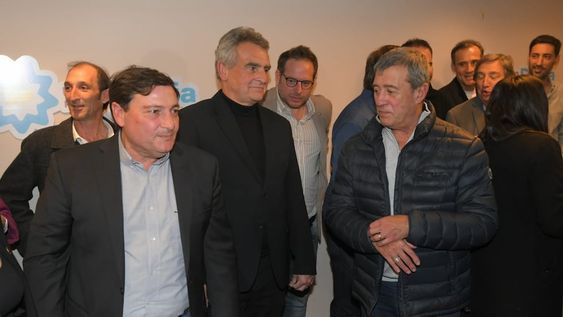 Omar Parisi, Agustín Rossi, Lucas Ilardo y Adolfo Bermejo, antes de la conferencia de prensa del jefe de gabinete nacional en la sede del PJ mendocino.