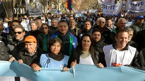 Los Andes | Paro de trabajadoresLos trabajadores de los gremios de estatales (ATE), de la educación (SUTE), SITEA, SADOP,  y de la CGT -entre otros-, además de organizaciones sociales, comenzaron pasadas las 10 de este miércoles a marchar por las calles céntricas co