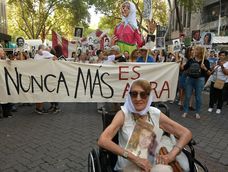 Multitudinaria marcha por el 24M en las calles mendocinas / Orlando Pelichotti.