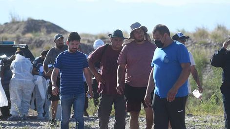 Familiares y amigos realizaron un rastrillaje y encontraron el cuerpo sin vida del carpintero de Palimira Sergio Lobos, que era buscado hace una semana, el cuerpo estaba en el río Mendoza al sur de la Ruta 60, a unos 300 metros de la ruta.Foto: José Gutierrez / Los Andes