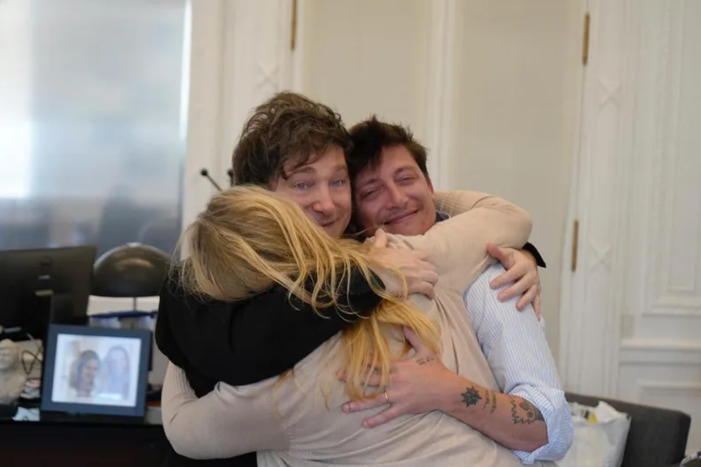 El abrazo entre los miembros del triángulo de Hierro: Javier Milei, Karina Milei y Santiago Caputo.
