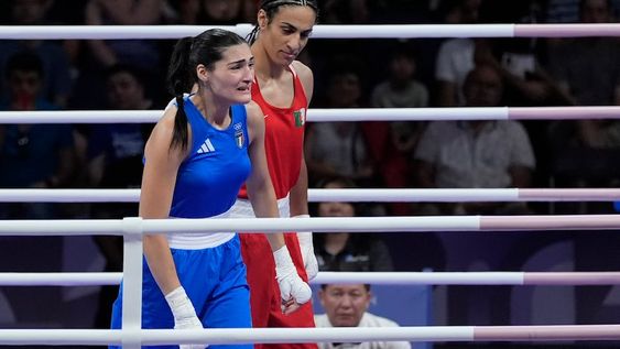 La argelina Imane Khelif (derecha) y la italiana Angela Carini reaccionan tras el triunfo de la primera en una pelea preliminar de boxeo olímpico, el jueves 1 de agosto de 2024, en París (AP Foto/Ariana Cubillos)