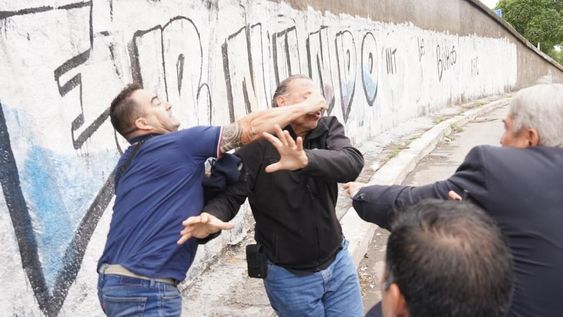 Así agredieron a Sergio Berni, ministro de Seguridad bonaerense, en la protesta por el colectivero asesinado (Foto: Maxi Failla / Clarín)