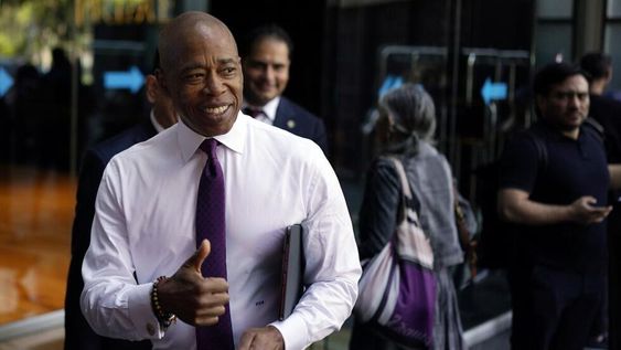 Eric Adams, alcalde de Nueva York, afirmó que siempre son bienvenidos los migrantes pero que no sigan llegando porque están desbordados.