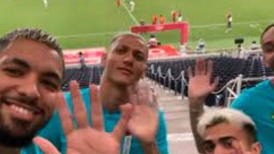 Adios, hermanitos, se burlaron los brasileños, quienes estaban presentes en el estadio observando el partido entre Argentina y España. / Gentileza.