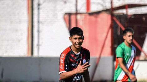 Los Andes | Matías Dieli festeja el tercer gol de su cuenta personal en el triunfo de Huracán Las Heras sobre Fray Luis Beltrán por la fecha 12 de la Liga Mendocina. Foto: Prensa Huracán