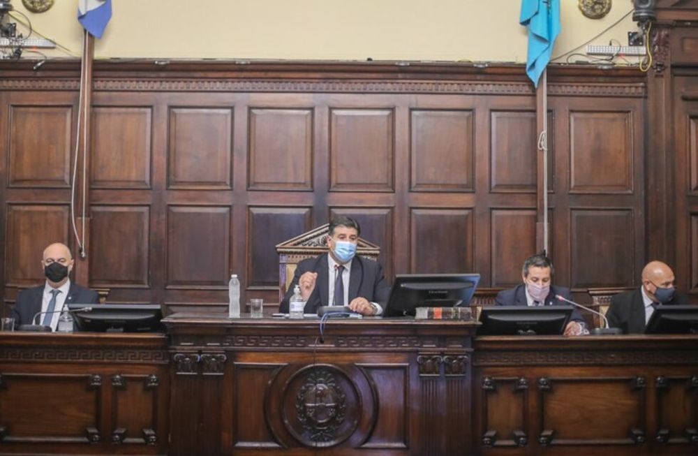 El vicegobernador Mario Abed presidió la sesión semi presencial de hoy.