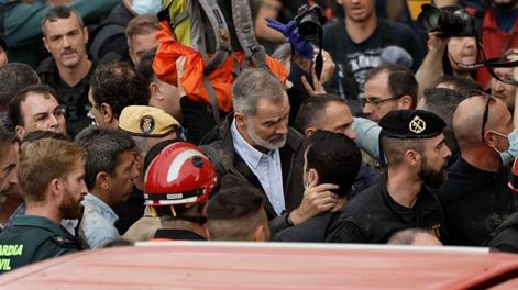 Los Andes | El rey Felipe habla con uno de los vecinos afectados durante su visita este domingo. EFE/Biel Aliño