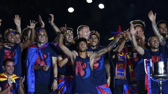 Neymar, encendido en los festejos del Barça: beso efusivo a Mascherano y patada voladora a Adriano