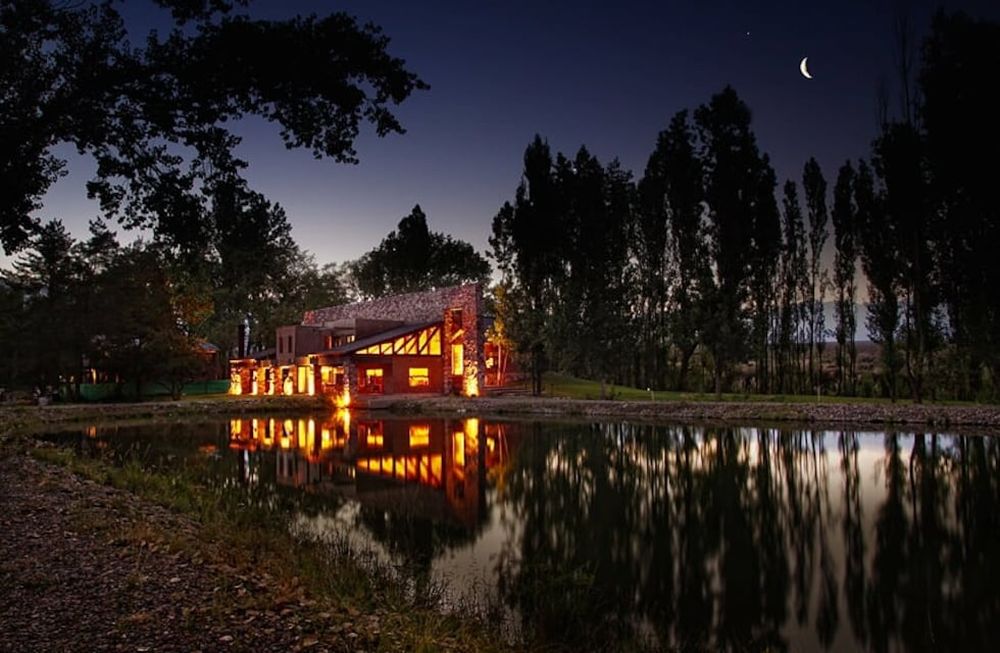 Esta casa de estilo campestre sorprende por su arquitectura perfecta