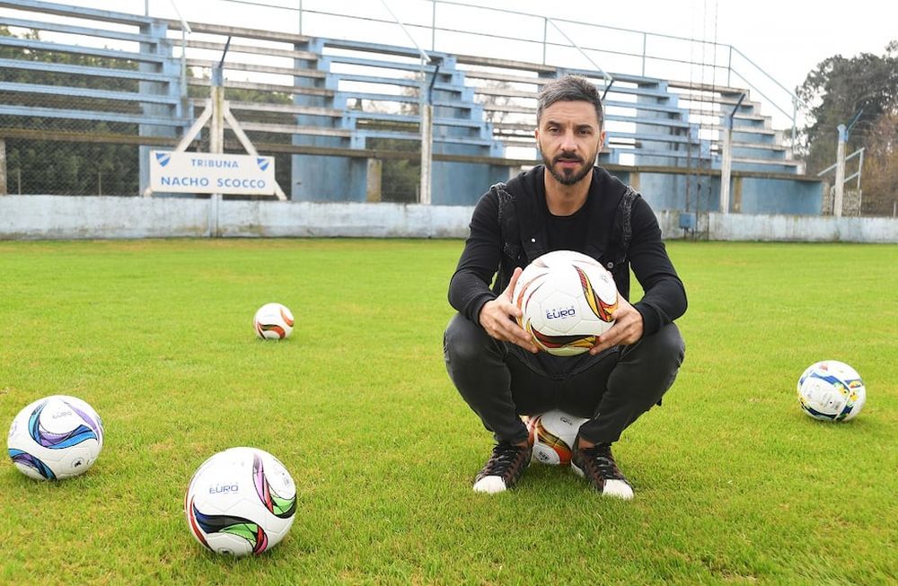 Nacho Scocco y la tribuna que lleva su nombre.  / Gentilez.a