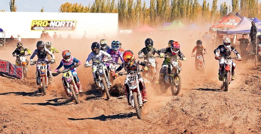 Colorida escena de la última fecha del Motocross vernáculo, que se disputó en el estupendo escenario de El Carrizal