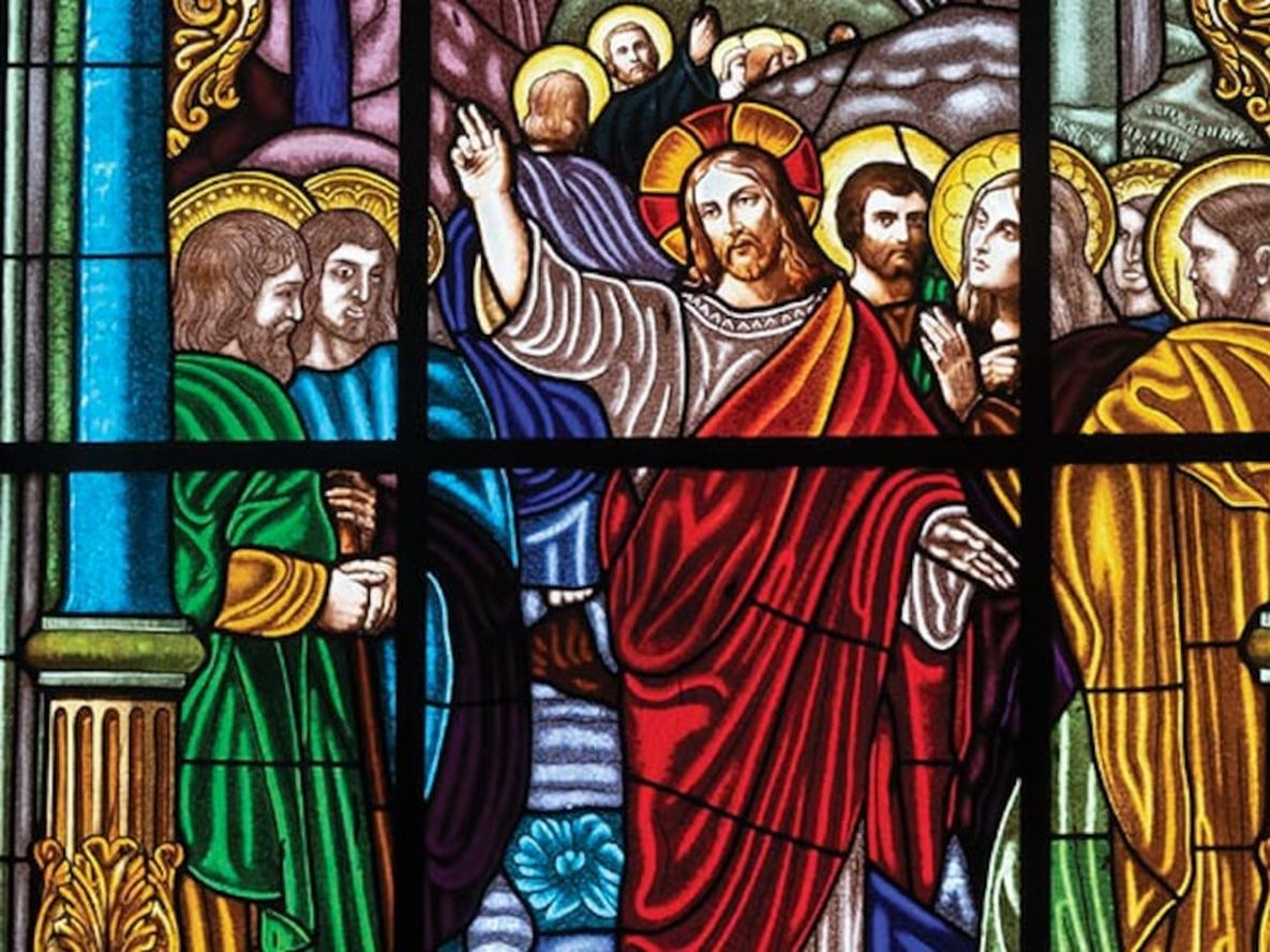 El Reino de los cielos es semejante a un rey que preparó un banquete de bodas para su hijo. Mandó a sus criados que llamaran a los invitados, pero éstos no quisieron ir.