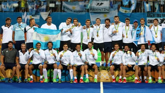Los Leones festejan la conquista de la medalla de oro en los Juegos Olímpicos de Río 2016, el primer título olímpico de la historia del hockey masculino argentino.