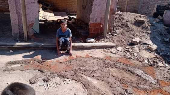 El nene que conmovió y preocupó con su dinosaurio de barro: Extraño ir a la escuela