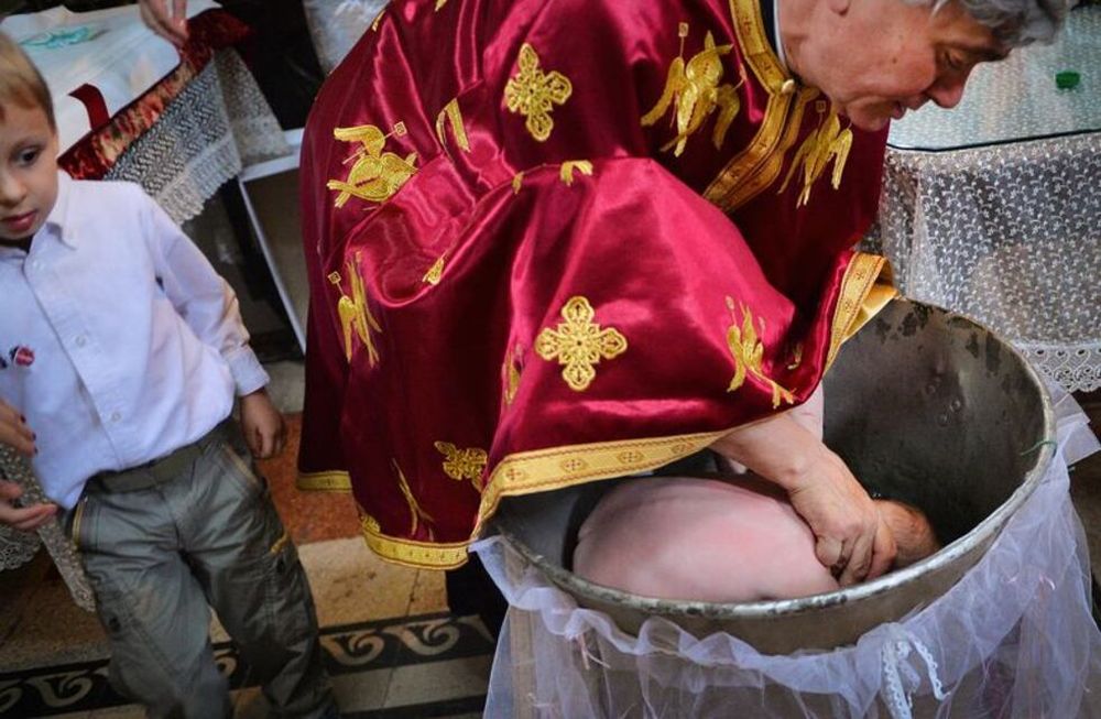 Antes, quienes eran bautizados eran los adultos. Ahora, son recién nacidos frágiles dijo un sacerdote criticando la ceremonia en la Iglesia ortodoxa