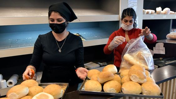 El rendimiento de un plazo fijo serviría para comprar poco más de una docena de tortitas por cada $10.000 de inversión. Foto: Orlando Pelichotti / Los Andes
