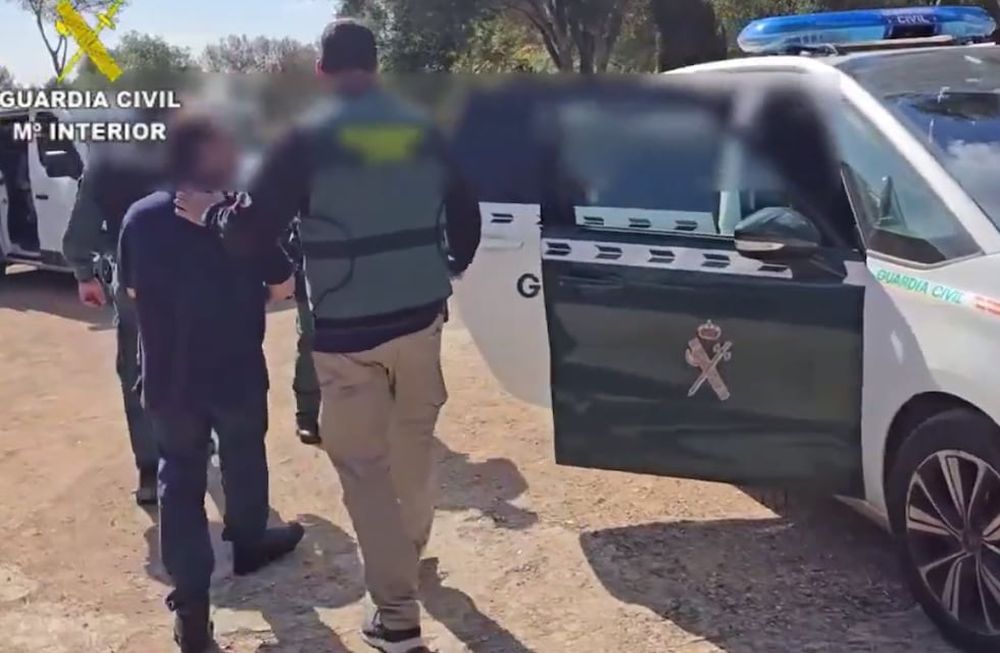 Personal policial encontró dispositivos tecnológicos, como USBs y discos duros, con Material de Abuso Sexual Infantil (MASI) en la vivienda del detenido. Foto: Gentileza Guardia Civil Española.