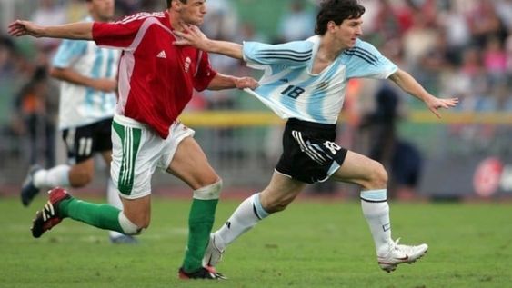 El 17 de agosto de 2005 en un amistoso frente a Hungría, Messi debutó con la camiseta de la Selección Argentina y en la primera acción recibió una tarjeta roja. / Gentileza.