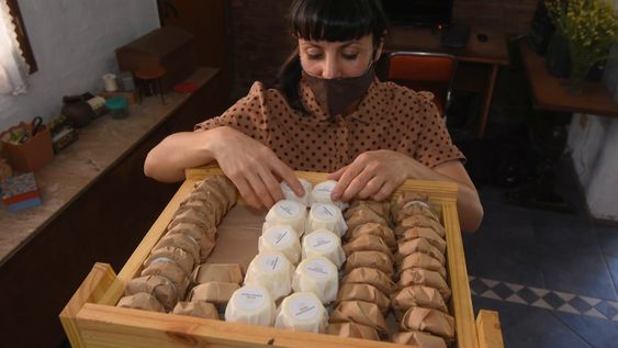 Rocío comenzó a elaborar cosméticos naturales para sus hijos y familiares, luego los ofreció en ferias y este año por las redes sociales. Foto: José Gutiérrez / Los Andes.