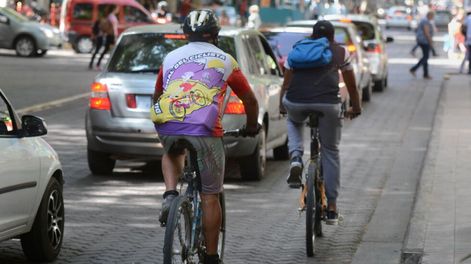 El casco: medida adicional de protección, igual que las luces - Por Leonardo Yapur