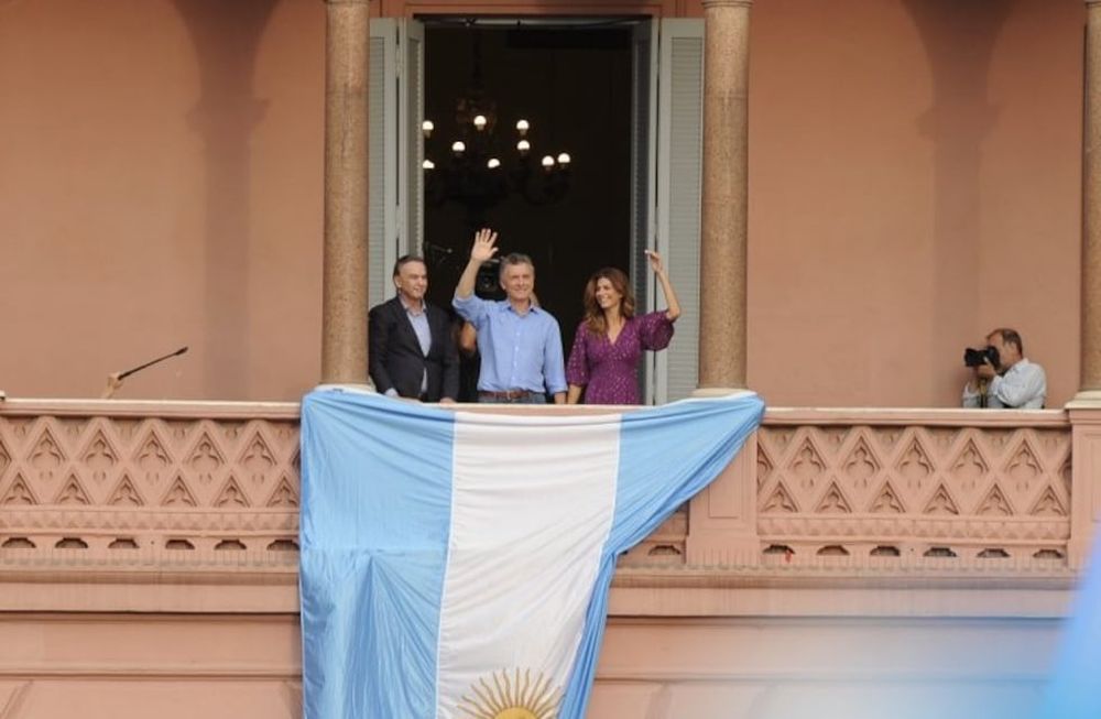Mauricio Macri se despidió de un twittero que se va del país.