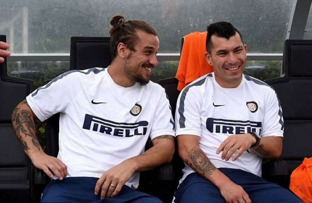 Video: la explosiva broma que le hizo Daniel Osvaldo a Gary Medel