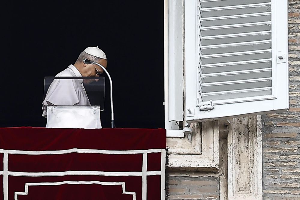 El Papa León XIV es visto durante el rezo del Ángelus, la oración tradicional de los domingos, desde la ventana de su despacho con vistas a la Plaza de San Pedro, un día después de su alta del Hospital Universitario Agostino Gemelli, donde había sido ingresado para una intervención quirúrgica, Ciudad del Vaticano, 18 de octubre de 2026.&nbsp;