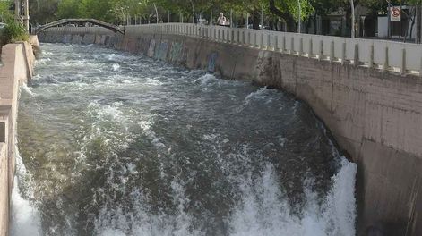 Los Andes | Mendoza con pronósticos positivos con los caudales de agua.Canal Cacique Guaymallén en la esquina de Morón y Costanera Foto: José Gutierrez / Los Andes