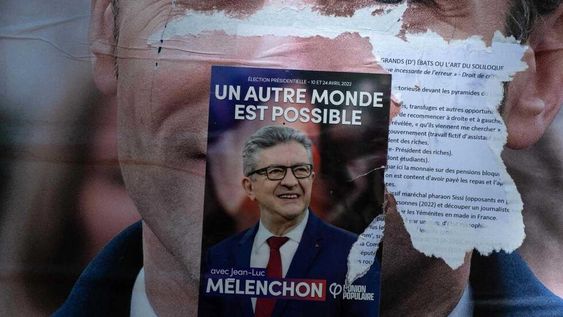 Un afiche de Emmanuel Macron intervenido con un afiche de Jean-Luc Mélenchon.