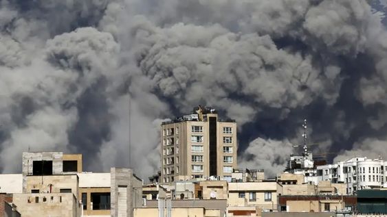 Teherán, Irán, vuelve a recibir los impactos de misiles y drones por parte de Israel.