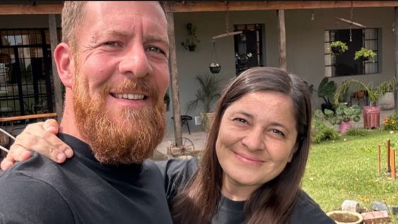 una pareja paso cuatro anos transformando un galpon con puertas y ventanas usadas para tener su propia casa