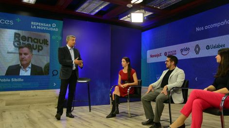 El panel contó con la participación de Pablo Sibilla (presidente de Renault Argentina), Eli Frias (head de Operaciones de Uber Argentina, Uruguay y Paraguay), Joaquín Di Mario (CEO de Ualabee) y Silvina Mocci (secretaria de Extensión de la Facultad de Arquitectura de la UNC). Moderó el periodista Daniel Alonso, coordinador del ciclo. (Nicolás Bravo/La Voz)