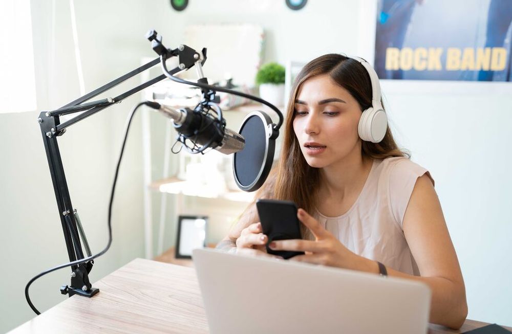 Los seguidores de podcast se enteran de lo nuevo que va saliendo a través de amistades o por las redes, no por publicidades, según refiere la encuesta hecha en 2020 por la comunidad podcastera Drop the Mic.