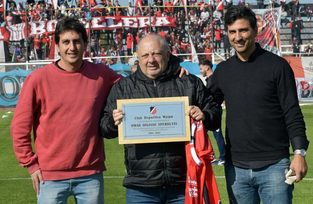 El presidente de la Liga Mendocina Omar Sperdutti (en el centro) fue uno de los impulsores del nuevo certamen. Foto: Orlando Pelichotti / Los Andes