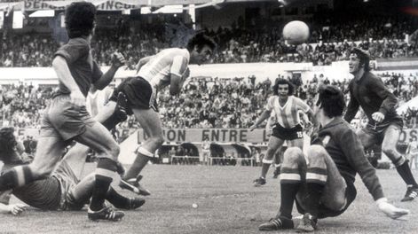 Roberto Rogel marca de cabeza a España en el inicio de la Era de Menotti en la Selección Argentina