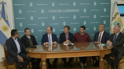 Los Andes | El gobernador Rodolfo Suárez junto a las autoridades mineras que fueron adjudicadas para Potasio Río Colorado. Foto: Orlando Pelichotti