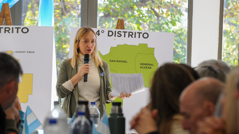 Anabel Fernández Sagasti se reunió con más de 120 dirigentes de toda la provincia.