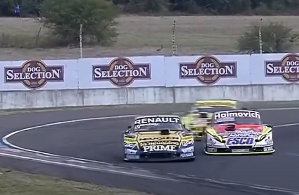 Juan Cruz Benvenuti realizó una gran maniobra sobre el campeón Mariano Werner y se llevó la victoria en la final del Turismo Carretera.