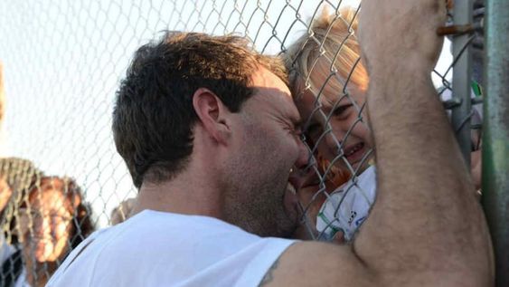 Lágrimas de emoción. Juan Manuel Aróstegui, goleador de Sportivo, convirtió el penal y se fue hasta el alambrado para festejarlo con su pequeña hijita. El delantero metió el tanto decisivo para que el Verde ascienda. // fotos: Facundo Luque