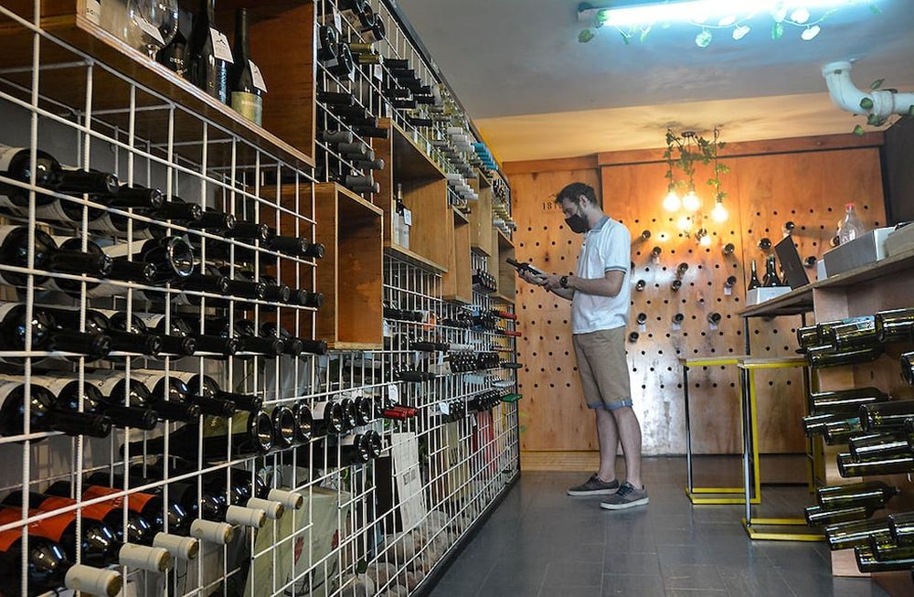 El mercado superó los cinco meses de stock y el Banco de Vinos quedó habilitado para salir a retener una parte de la producción. / Foto: Nicolas Rios