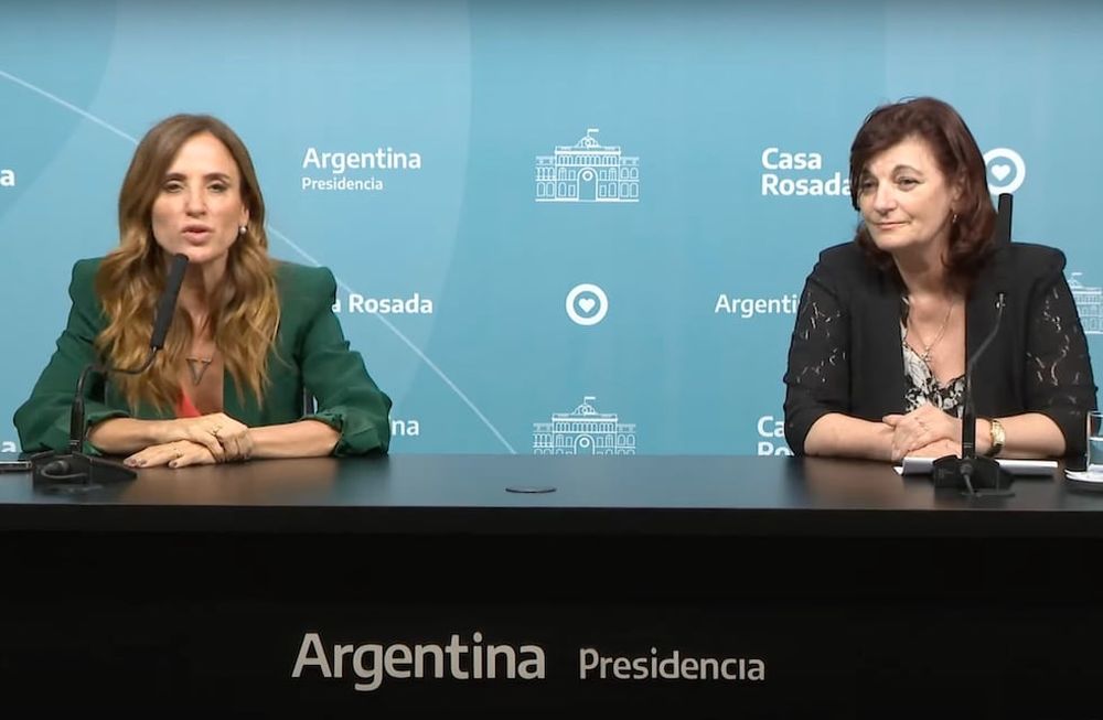 Las ministras de Desarrollo Social, Victoria Tolosa Paz; y de Trabajo, Empleo y Seguridad Social, Raquel Kelly Olmos anunciaron bonos de fin de año para trabajadores y beneficiarios de Potenciar Trabajo. Foto: Captura de video