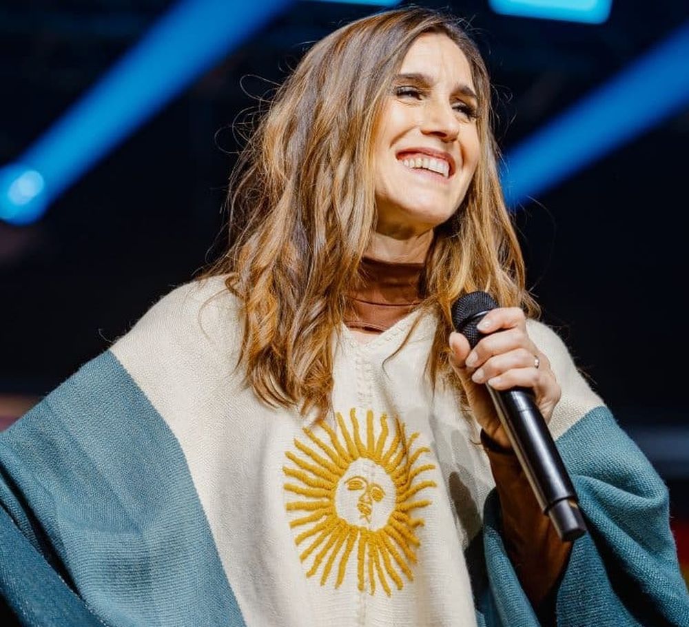 Soledad Pastorutti con el poncho celeste y blanco en Catamarca