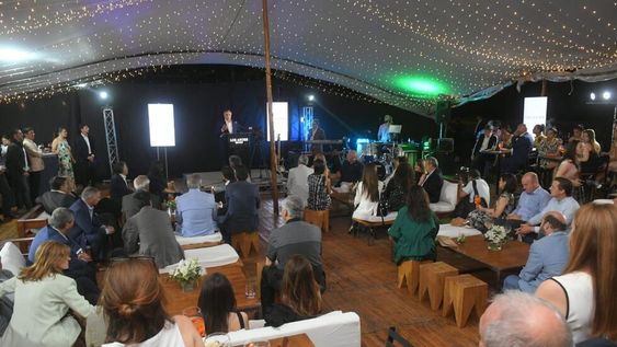 Diario Los Andes celebra 138 años junto a empresarios, políticos y personalidades de la cultura en el restaurante Bosco del parque General San Martín.