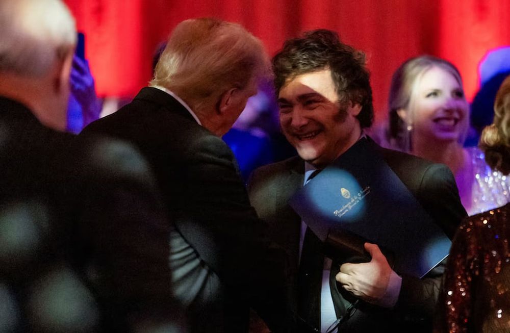 Javier Milei y Donald Trump durante una gala del America First Policy Institute en Mar-a-Lago, el jueves 14 de noviembre de 2024, Palm Beach, Florida. (AP)