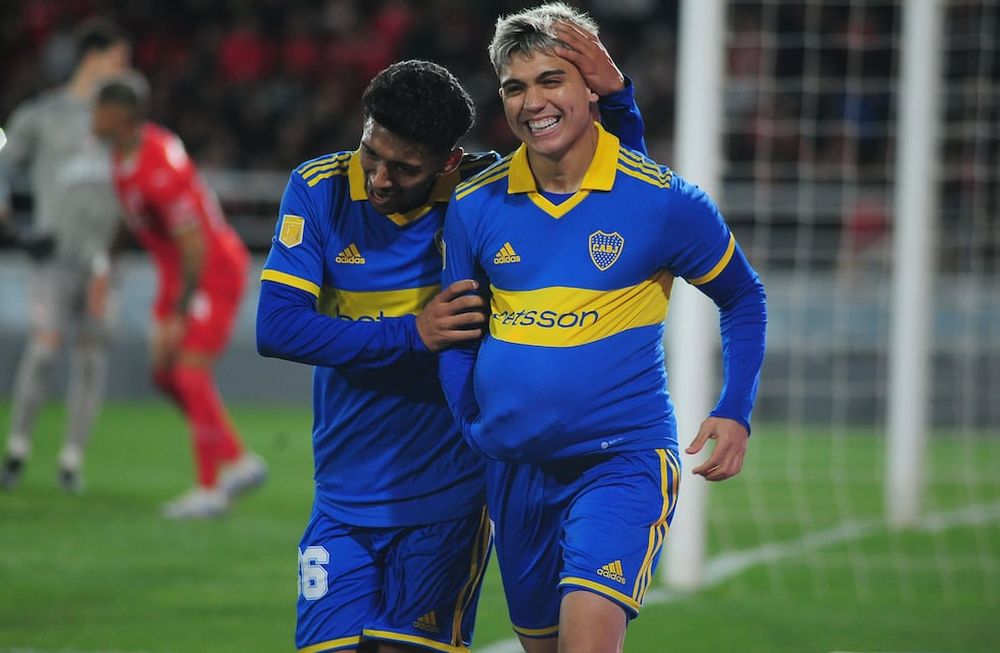 Varela festeja con Zeballos, autor del primer gol del partido.